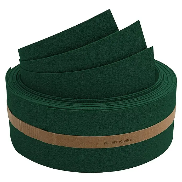 zaun|zu Sichtschutzstreifen Premium 1/3 - 2,55 m x 6,3 cm x 0,1 cm, Grün - Nahaufnahme von dunkelgrünem, recycelbarem Lenkerband. Das Band ist eng aufgerollt und mit einem braunen Papieretikett versehen.