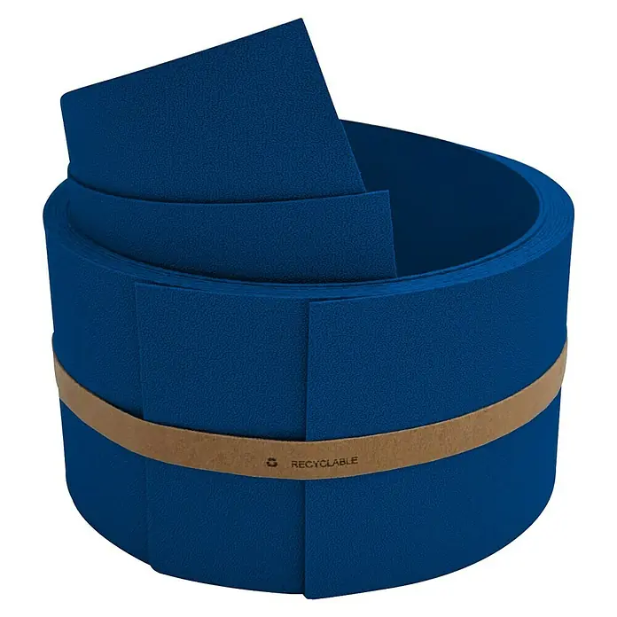 zaun|zu Sichtschutzstreifen Premium 1/2 Set Einzel - 2,55 m x 9,5 cm x 0,1 cm, Enzianblau - Eine Rolle dunkelblauer, recycelbarer Kantenanleimer, zusammengehalten von einem braunen Papierband.