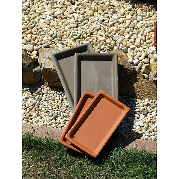 Kasten-Untersetzer - 51 x 20 x 4 cm, Naturmaterialien, Basalt - Dieses Foto zeigt drei braune und zwei graue rechteckige Pflanzschalen, die für Zimmerpflanzen verwendet werden können und auf Gras stehen.