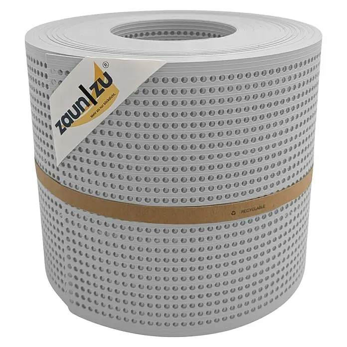 zaun|zu Sichtschutzstreifen Rille Gelocht 30% PP - 26 m x 19 cm x 0,1 cm, Lichtgrau - Eine Rolle Zaunfolie von Zaun|zu, grau und perforiert, mit dem Hinweis "Recyclable" auf dem braunen Papierband.