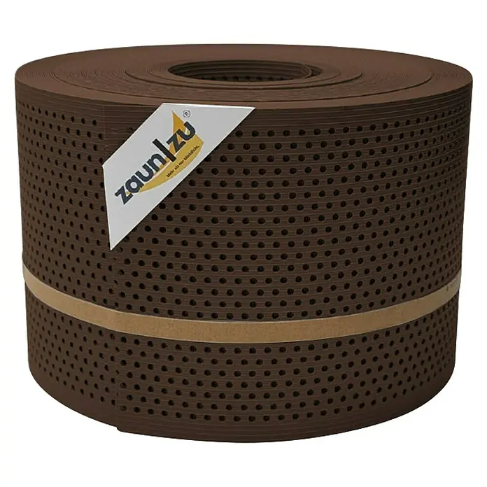 zaun|zu Sichtschutzstreifen Rille Gelocht 20% PP - 50 m x 19 cm x 0,1 cm, Braun - Nahaufnahme einer braunen Zaunblende auf einer Rolle mit dem Zaun|zu Logo.