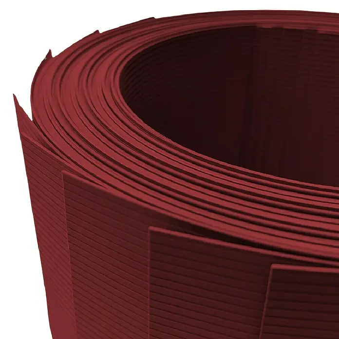 zaun|zu Sichtschutzstreifen Rille 10 x Einzelstreifen - 25,5 m x 19 cm x 0,1 cm, Bordeauxrot - Nahaufnahme einer Rolle dunkelroter Kunststoffkantenanleimer, die ihre Flexibilität und Textur zeigt.