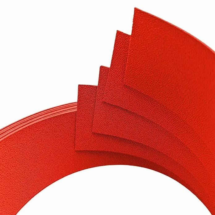 zaun|zu Sichtschutzstreifen Premium 1/4 Set - 2,55 m x 4,7 cm x 0,1 cm, Rot - Nahaufnahme von aufeinanderliegenden roten Platten mit strukturierter Oberfläche, die ein geschwungenes Muster bilden.