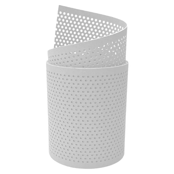 zaun|zu Sichtschutzstreifen Premium Gelocht 20% - 2,55 m x 19 cm x 0,1 cm, Weiß transluzent - Nahaufnahme eines perforierten, grauen Wickels, der für eine verbesserte Luftzirkulation sorgt und vielseitig einsetzbar ist.