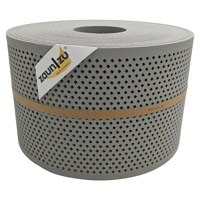 zaun|zu Sichtschutzstreifen Premium Gelocht Diamant - 50 m x 19 cm x 0,1 cm, Steingrau - Das Bild zeigt eine Rolle Zaunfolie in Grau mit quadratischen Löchern und einer Papierbanderole. Die Folie ist aufgerollt und mit einem braunen Band versehen.