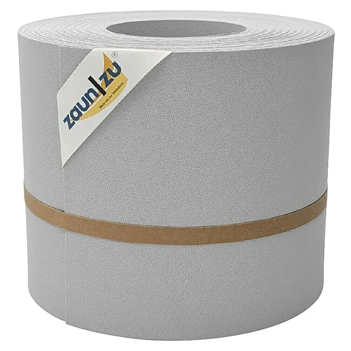 zaun|zu Sichtschutzstreifen Premium DSM - 26 m x 19 cm x 0,1 cm, Lichtgrau - Eine Rolle Zaunfolie in Grau, gebunden mit einem braunen Band, mit dem Zaun/Zu Logo. Ideal für Sichtschutz am Gartenzaun.