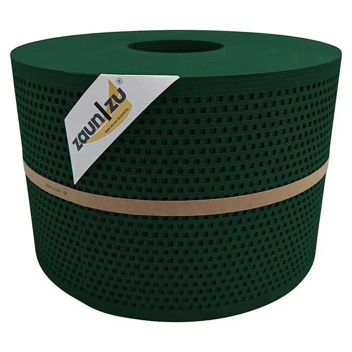 zaun|zu Sichtschutzstreifen Rille Gelocht Quadrat - 50 m x 19 cm x 0,1 cm, Grün - Nahaufnahme einer Rolle Zaunfolie in Dunkelgrün, mit braunem Band fixiert und ZaunZu Etikett, ideal für Sichtschutz.