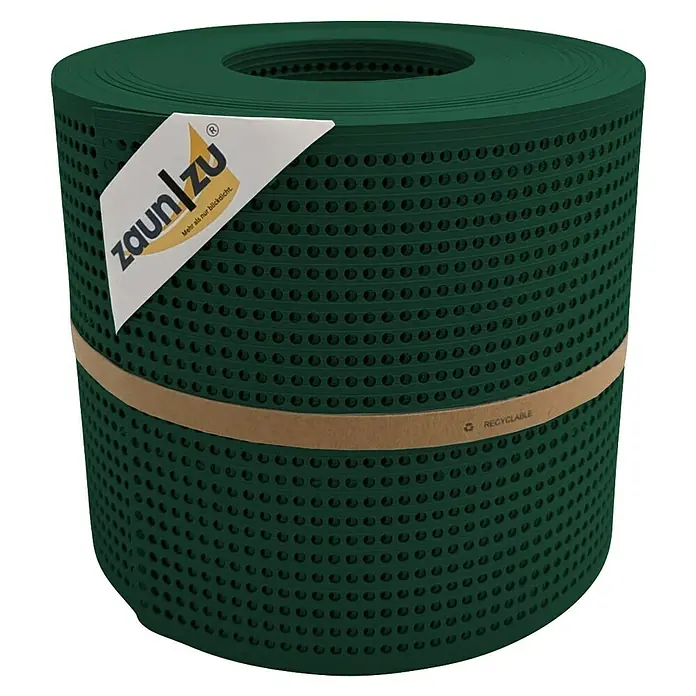 zaun|zu Sichtschutzstreifen Rille Gelocht 30% PP - 26 m x 19 cm x 0,1 cm, Grün - Nahaufnahme einer Rolle grüner Zaunfolie mit gelbem Papieretikett und Recyclingband, ideal als Sichtschutz.