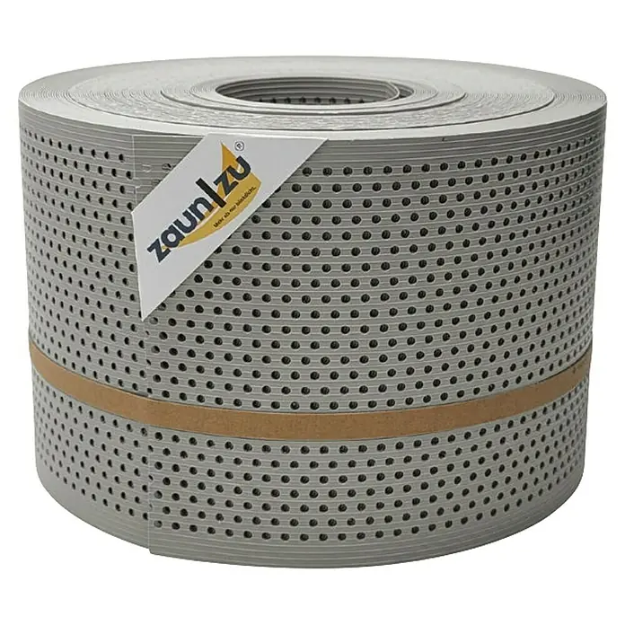zaun|zu Sichtschutzstreifen Rille Gelocht 20% PP - 50 m x 19 cm x 0,1 cm, Steingrau - Nahaufnahme einer Rolle des ZaunZu Sichtschutz-Streifens, ideal für stilvolle und funktionale Gartenzäune.