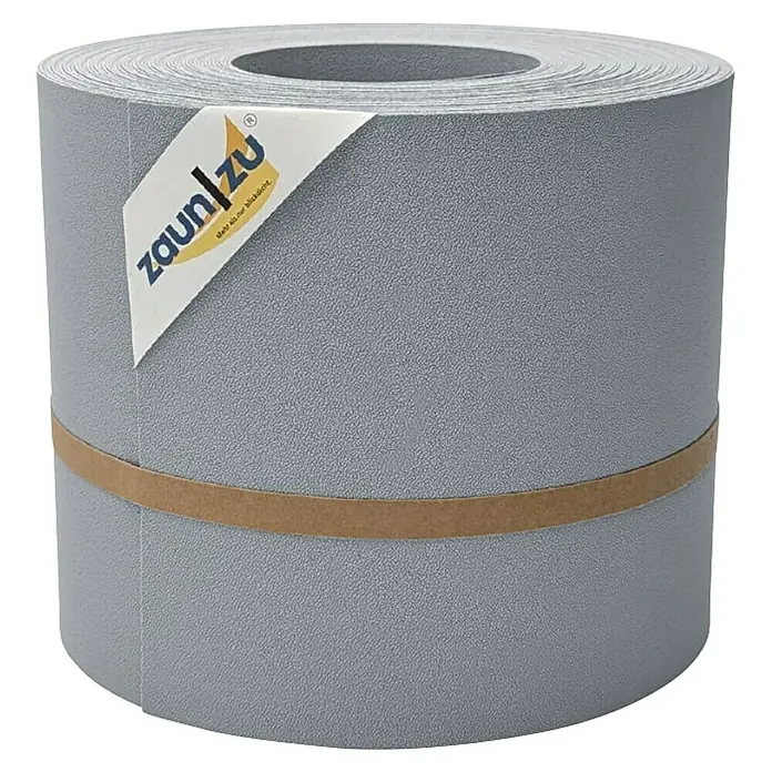 zaun|zu Sichtschutzstreifen Premium DSM - 26 m x 19 cm x 0,1 cm, Fenstergrau - Rolle Zaunfolie in Grau mit braunem Band und Zaun/zu-Logo. Ideal für Sichtschutz und stilvolle Gartengestaltung.