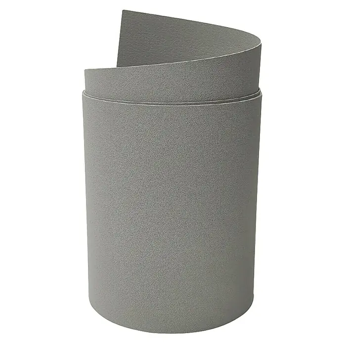 zaun|zu Sichtschutzstreifen Premium Maxi - L x B x H: 2,05 m x 24 cm x 0,1 cm, Steingrau - Eine Rolle graues Material, möglicherweise Teppichboden oder eine ähnliche Bodenbedeckung, die aufgerollt ist. Die Textur ist rau und körnig.