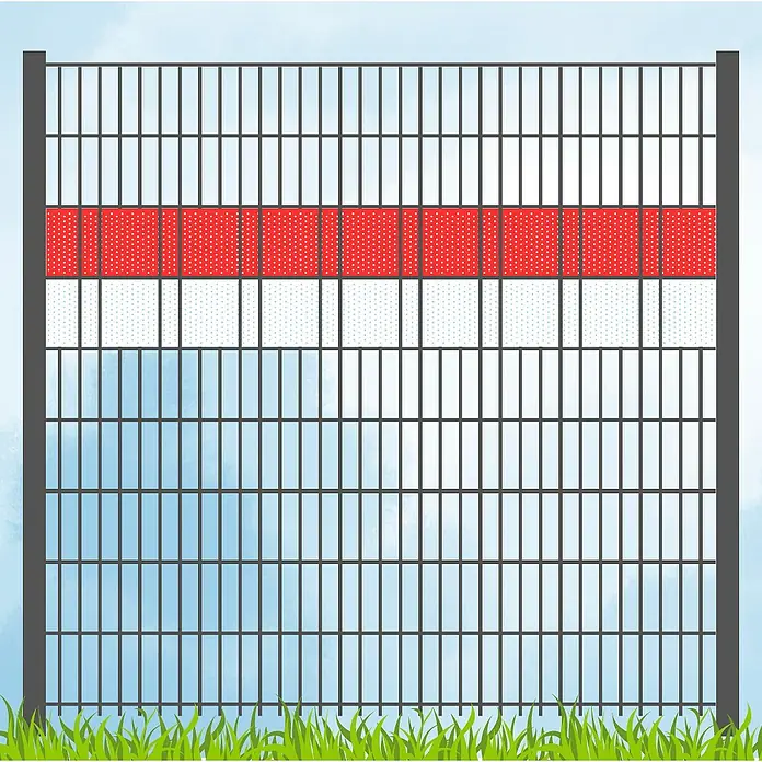 zaun|zu Sichtschutzstreifen Vereinsfarben - 19 x 0,1 cm, Rot-Weiß (Volle Breite), Gelocht - Metallzaun mit roten und weißen Elementen vor blauem Himmel und grüner Wiese. Robuster Zaun für den Außenbereich.