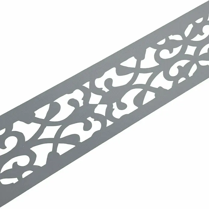 zaun|zu Sichtschutzstreifen Premium Oriental Design - 2,55 m x 19 cm x 0,1 cm, Fenstergrau - Nahaufnahme eines grauen Zierstreifens mit filigranem, ausgeschnittenem Muster, ideal für Dekorationsprojekte und kreative Bastelarbeiten.