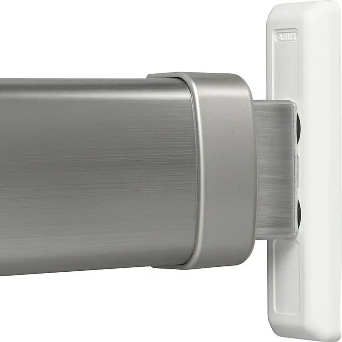 Abus Panzerriegel PR 2700 - Edelstahl, Geeignet für: Türblattbreite von 73,5 - 103 cm - Nahaufnahme eines ABUS-Sicherheitsriegels, der einen robusten Schutz für Türen und Fenster bietet. Zu sehen ist die hochwertige Verarbeitung.