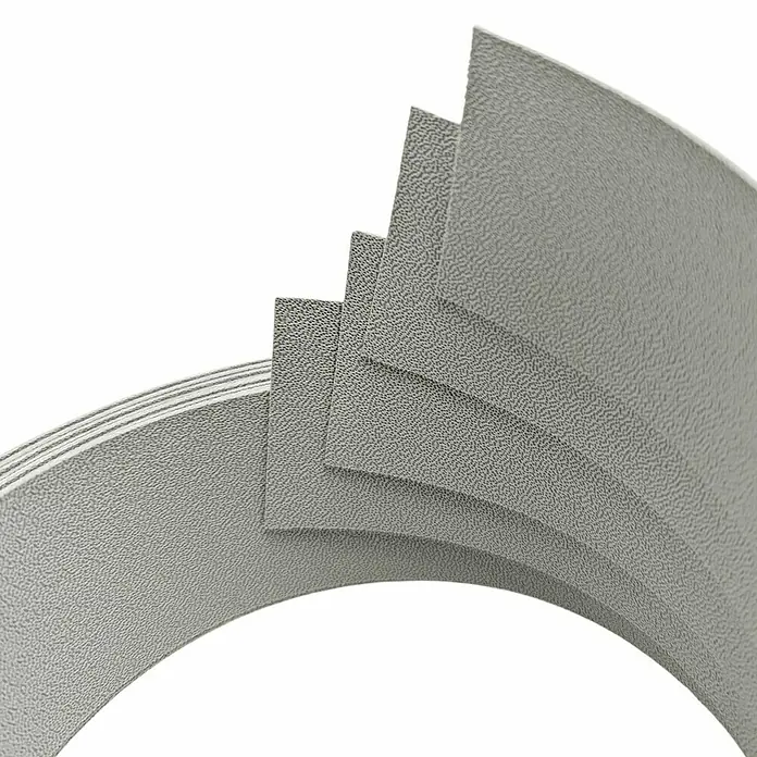 zaun|zu Sichtschutzstreifen Premium 1/4 Set - 2,55 m x 4,7 cm x 0,1 cm, Steingrau - Nahaufnahme von gebogenen, grau strukturierten Kunststoffplatten, die sich überlappen und einen interessanten visuellen Effekt erzeugen.