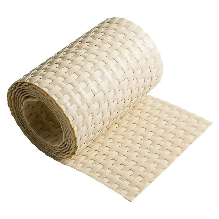 zaun|zu Sichtschutzstreifen Rattan Einzel - 2,55 m x 19 cm x 0,2 cm, Beige - Ein aufgerolltes, gewebtes Tischset in neutralen Farbtönen, das eine natürliche und vielseitige Tischdekoration bietet.