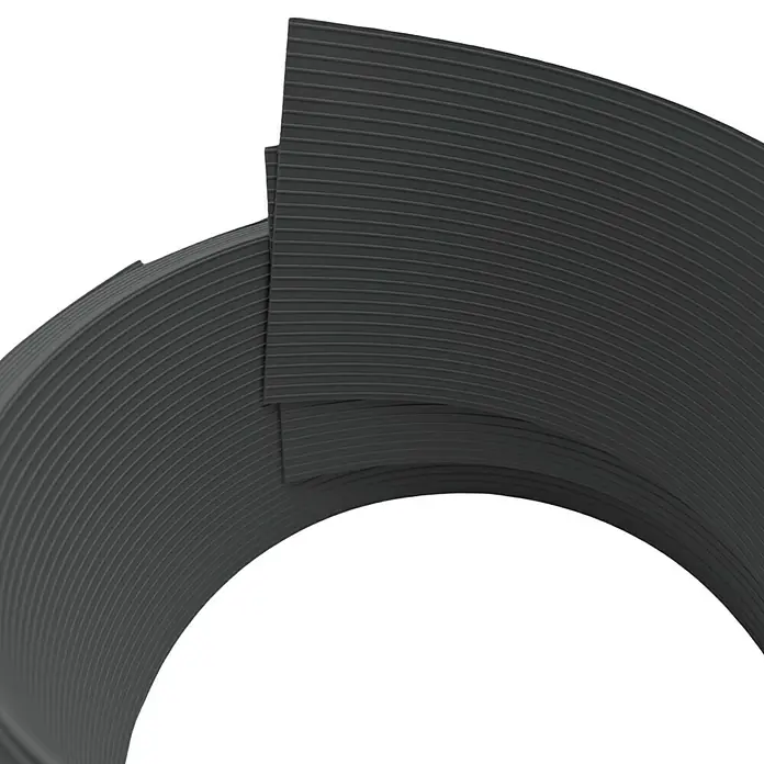 zaun|zu Sichtschutzstreifen Rille 1/2 - 2,55 m x 9,5 cm x 0,1 cm, Anthrazit - Nahaufnahme von flexiblen, geriffelten Heizungsrohren. Ein Detailbild für Heizungssysteme mit isolierten Rohren.