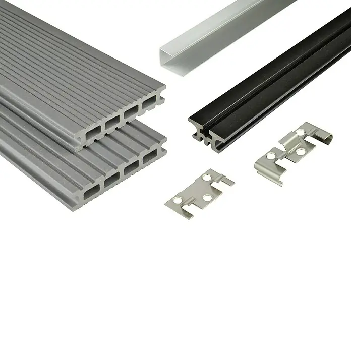 Kovalex WPC-Terrassenpaket Exklusiv - Grau, 3 x 3 m - Produktbild von Terrassendielen, Unterkonstruktion und Montageclips. Die Dielen sind grau, die Unterkonstruktion schwarz.