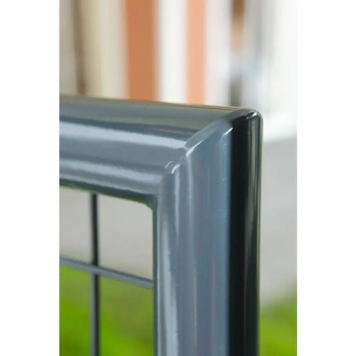 Zauntor - 100 x 100 cm, Anthrazit, Metall - Detailaufnahme eines grauen Metallzauns mit glänzender Oberfläche, der Stabilität und modernes Design vereint.