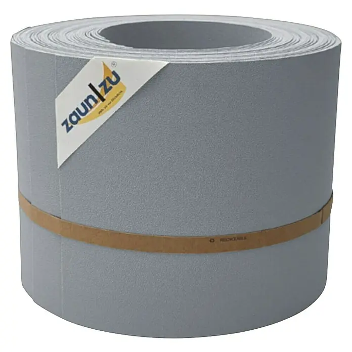 zaun|zu Sichtschutzstreifen DSZ 10 x 2, 55 m - 19 x 0,1 cm, Fenstergrau - Nahaufnahme einer Rolle Sichtschutzstreifen in Grau mit Etikett und braunem Band, ideal zum einfachen Anbringen am Gartenzaun.