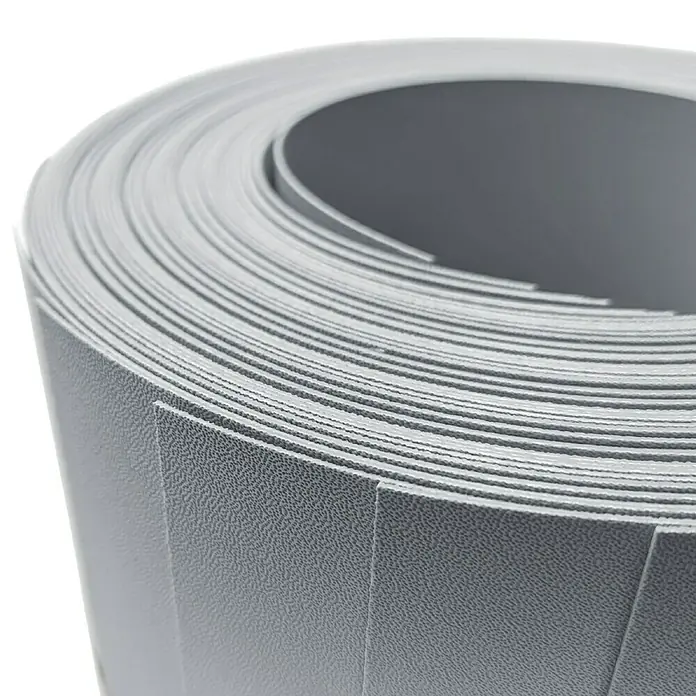 zaun|zu Sichtschutzstreifen DSZ 10 x 2, 55 m - 19 x 0,1 cm, Fenstergrau - Detailaufnahme einer gerollten, grauen Antirutschmatte. Das Material ist flexibel und für verschiedene Anwendungen geeignet.