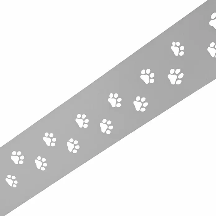 zaun|zu Sichtschutzstreifen Premium Tapsi - 2,55 m x 19 cm x 0,1 cm, Lichtgrau - Nahaufnahme eines grauen Bandes mit weißen Pfotenabdruckmustern, perfekt für Tierliebhaber und Bastelprojekte.