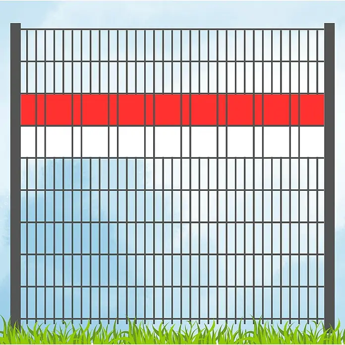 zaun|zu Sichtschutzstreifen Vereinsfarben - 19 x 0,1 cm, Rot-Weiß (Volle Breite) - Ein Zaun mit roter und weißer Markierung vor blauem Himmel und grünen Gras. Er bietet Sicherheit und Privatsphäre im Garten.