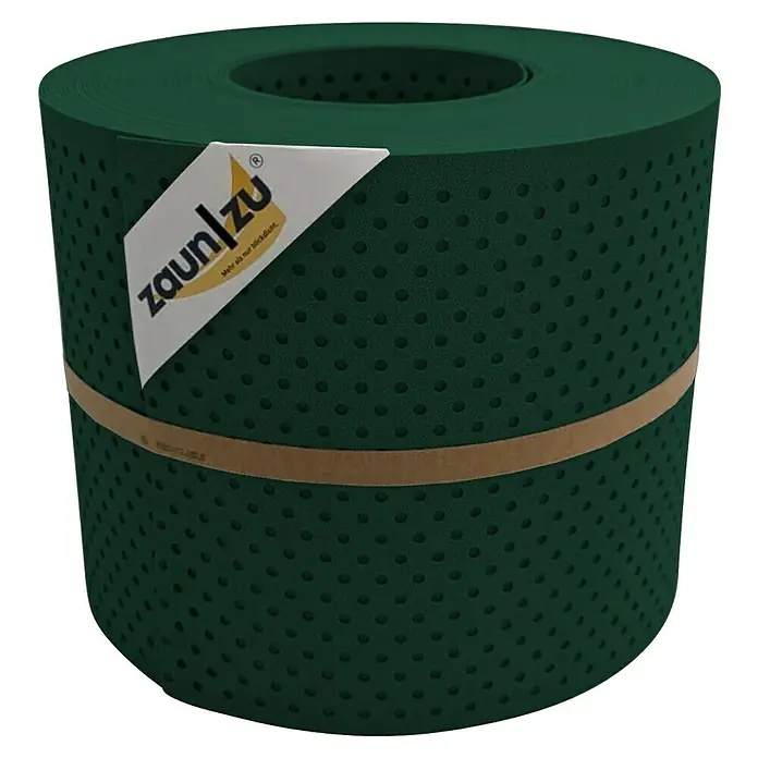 zaun|zu Sichtschutzstreifen Premium Gelocht 15% - 26 m x 19 cm x 0,1 cm, Grün - Das Bild zeigt eine grüne Zaunfolie auf einer Rolle, die mit einem Band zusammengehalten wird, mit dem Logo von zaun|zu.