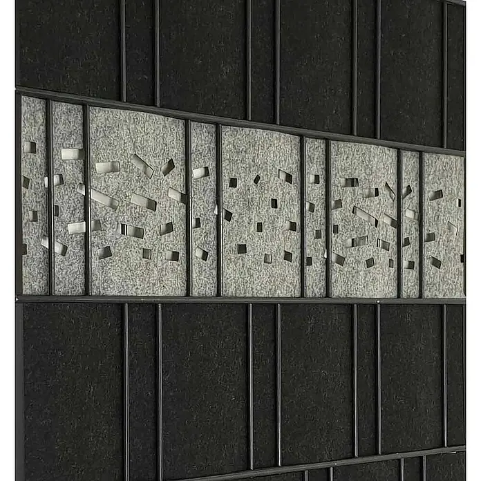zaun|zu Sichtschutzstreifen Dekor Criss-Cross - 2,6 m x 19 cm x 0,2 cm, Hellgrau - Nahaufnahme eines Wandpaneels mit einem Muster aus grauem Filz mit ausgeschnittenen Rechtecken, umrahmt von schwarzen Metallstäben.