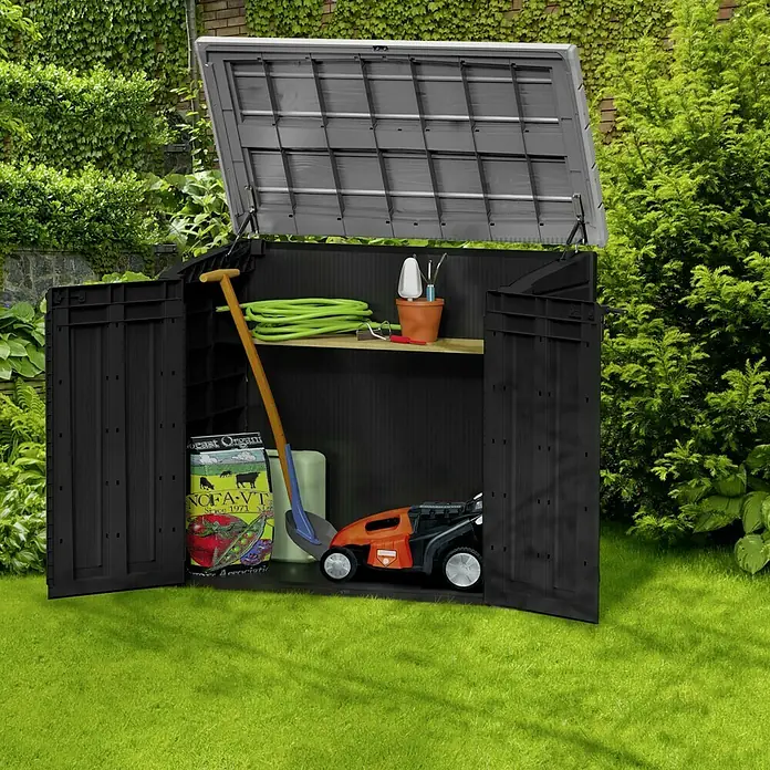 Keter Truhe Store it out Max - L x B x H: 145,5 x 82 x 125 cm, Anthrazit/Grau - Geöffneter Gartenschrank mit Gartengeräten. Praktische Aufbewahrungslösung für den Garten.