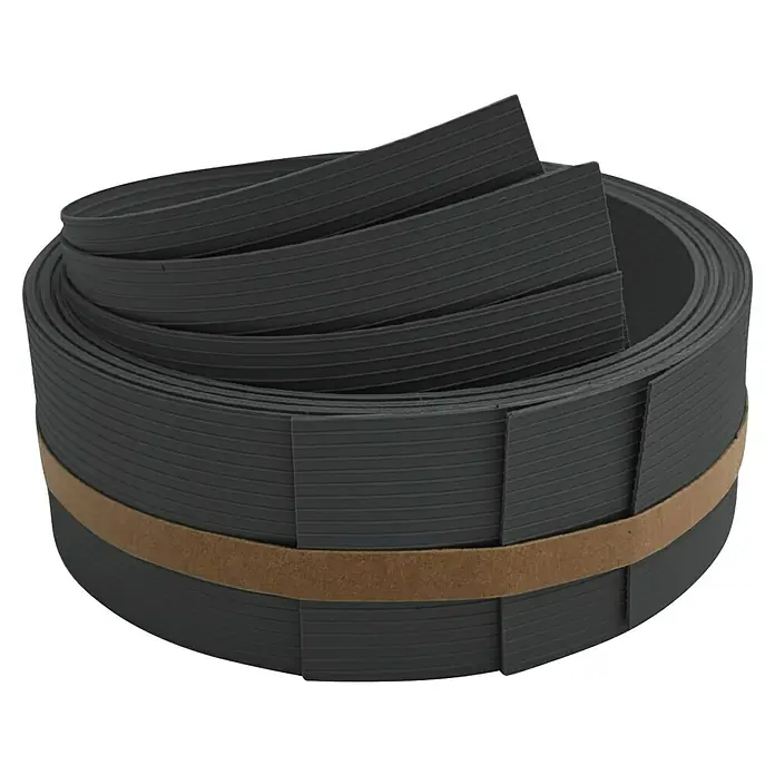 zaun|zu Sichtschutzstreifen Rille Drittel Set - 2,55 m x 6,3 cm x 0,1 cm, Anthrazit - Das Bild zeigt eine Rolle mit geripptem, schwarzem Kantenschutzband, das von einem braunen Papierband zusammengehalten wird. Ideal für den Schutz von Kanten.