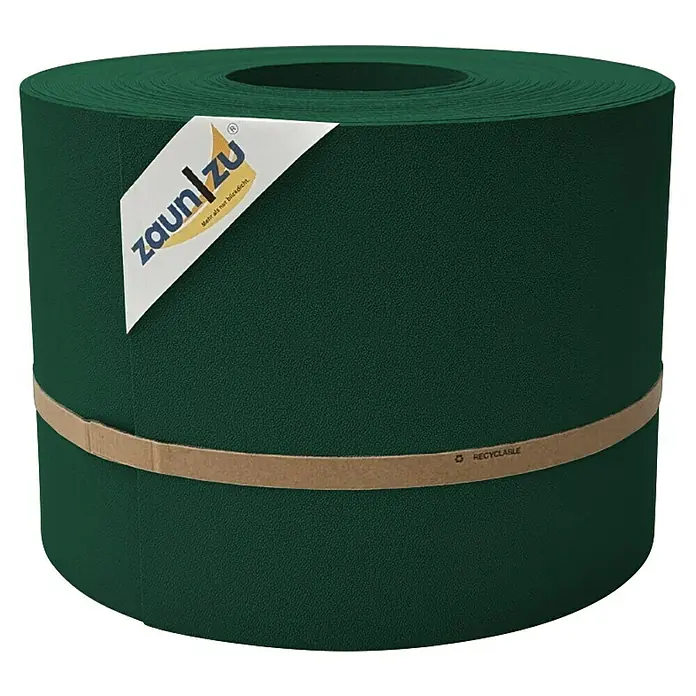 zaun|zu Sichtschutzstreifen Premium 35 m Rolle - 35 m x 19 cm x 0,1 cm, Grün - Grüne Zaunfolie von ZaunZu auf einer Rolle mit einem Papierband umwickelt und einem weißen Label.