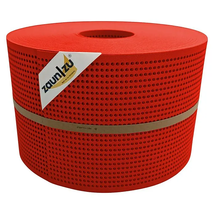 zaun|zu Sichtschutzstreifen Premium Gelocht - 50 m x 19 cm x 0,1 cm, Rot - Produktaufnahme einer Rolle roter Zaunfolie "zaun|zu" mit kleinen Löchern und einem Papierband.