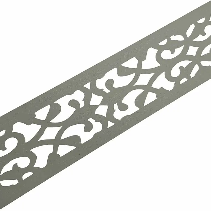 zaun|zu Sichtschutzstreifen Premium Oriental Design - 2,55 m x 19 cm x 0,1 cm, Steingrau - Nahaufnahme eines grauen, dekorativen Zierbandes mit einem filigranen, floralen Muster, ideal für kreative Bastelarbeiten und Dekorationen.