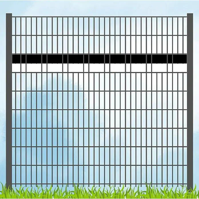 zaun|zu Sichtschutzstreifen Akzentstreifen Vereinsfarben - 2,55 m x 19 cm x 0,1 cm, Schwarz/Weiß, Schmal - Ein Zaun aus Metalldraht mit einer hervorgehobenen schwarzen Linie vor einem blauen Himmel und Gras. Das Produkt ist ein robuster und stilvoller Zaun.