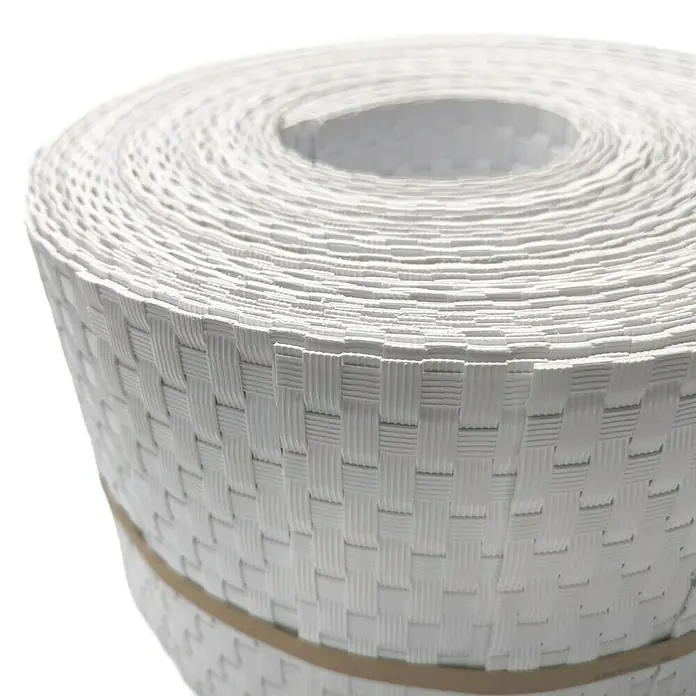 zaun|zu Sichtschutzstreifen Rattan 10 x Einzelstreifen - 25,5 m x 19 cm x 0,2 cm, Weiß - Nahaufnahme einer Rolle aus weißem, gewebtem Kunststoffband, ideal für Bastelarbeiten und Dekorationen.
