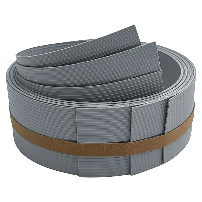 zaun|zu Sichtschutzstreifen Rille Drittel Set - 2,55 m x 6,3 cm x 0,1 cm, Fenstergrau - Ein aufgerolltes, graues Kantenschutzprofil, das mit einem braunen Band zusammengehalten wird. Das Profil hat eine geriffelte Oberfläche und ist flexibel.