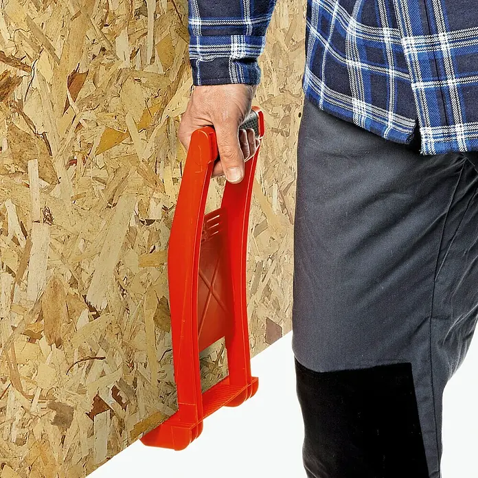 BAUHAUS Plattenträger - Geeignet für: Platten bis 80 kg - Ein Mann trägt eine OSB-Platte mit einem orangefarbenen Plattenheber, der das Tragen erleichtert. Werkzeug für Holzbearbeitung.