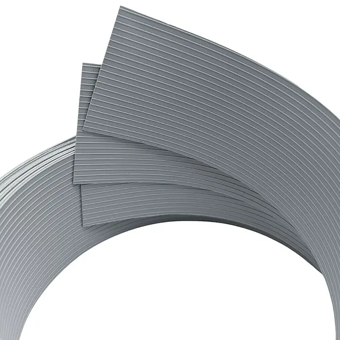zaun|zu Sichtschutzstreifen Rille Drittel Set - 2,55 m x 6,3 cm x 0,1 cm, Fenstergrau - Graue, gerippte und gebogene Gummistreifen sind dargestellt, die sich zu einem Bogen formen und eine moderne Textur und Form demonstrieren.