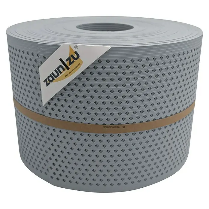 zaun|zu Sichtschutzstreifen Rille Quadrat Diamant - 50 m x 19 cm x 0,1 cm, Fenstergrau - Das Produkt ist eine Zaunfolie von Zaun|Zu auf einer Rolle, grau mit kleinen Löchern und einem braunen Band.