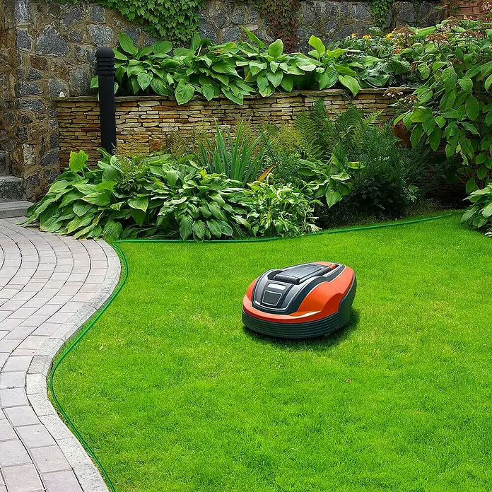 ECD Germany Begrenzungsdraht für Mähroboter Universal Begrenzungsdraht aus Kupfer verzinnt für Mähroboter - Aluminium, Gardena, Bosch, Husqvarna, Worx, Honda, 1 Stk. - Ein orangefarbener und grauer Rasenmähroboter auf einem grünen Rasen vor einem üppigen Garten.