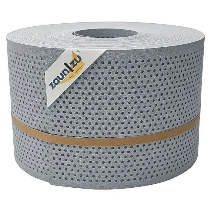 zaun|zu Sichtschutzstreifen Premium Gelocht 20% - 50 m x 19 cm x 0,1 cm, Fenstergrau - Eine Rolle Zaunfolie aus perforiertem, grauem Material mit einem Papieretikett und Gummiband.