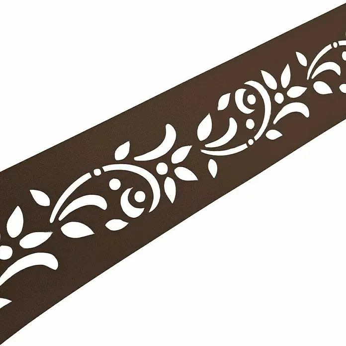 zaun|zu Sichtschutzstreifen Premium Floral Dekor 1 - 2,55 m x 19 cm x 0,1 cm, Braun - Nahaufnahme eines dekorativen, braunen Zierbandes mit einem filigranen, weißen Blattmuster für Wohnraumgestaltung.