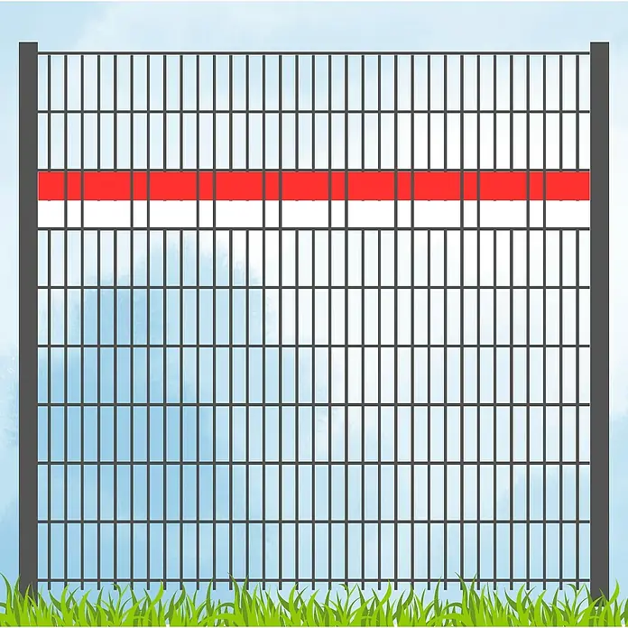 zaun|zu Sichtschutzstreifen Vereinsfarben - 19 x 0,1 cm, Rot-Weiß - Metallzaun vor blauem Himmel mit einem roten und weißen Streifen, der horizontal durch die Mitte des Zauns verläuft.