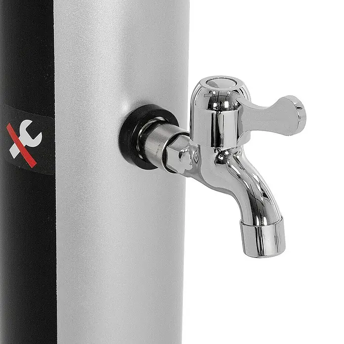 ML-Design Solardusche 20L Rund mit Fußdusche und Regenduschkopf warmes Wasser - Höhe: 210 cm, Kunststoff, Silber, Schwarz - Detailaufnahme eines Wasserhahns an einem Getränkespender mit polierter Oberfläche und einem Aufkleber mit durchgestrichenem Symbol.
