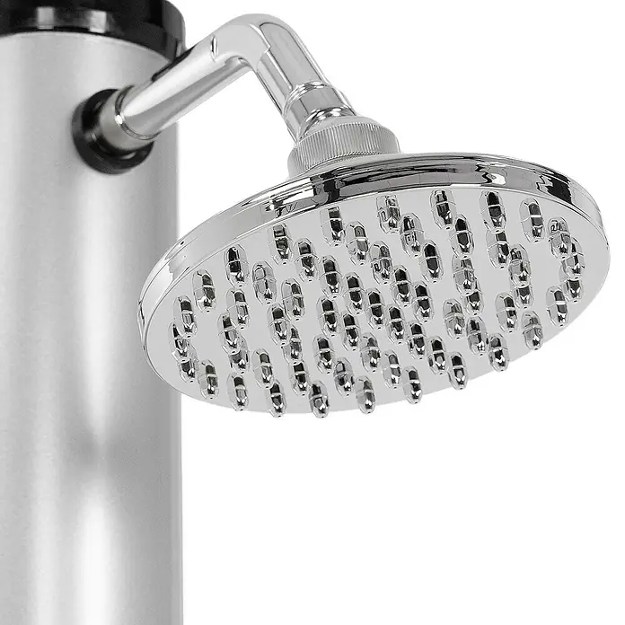 ML-Design Solardusche 20L Rund mit Fußdusche und Regenduschkopf warmes Wasser - Höhe: 210 cm, Kunststoff, Silber, Schwarz - Nahaufnahme eines verchromten Duschkopfs mit mehreren Düsen an einem Duschpfosten.