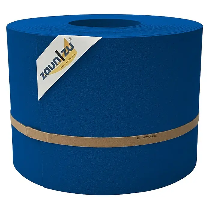 zaun|zu Sichtschutzstreifen Premium 35 m Rolle - 35 m x 19 cm x 0,1 cm, Enzianblau - Nahaufnahme einer Rolle blickdichter Zaunfolie in leuchtendem Blau, umwickelt mit einem recyclebaren Kartonstreifen.
