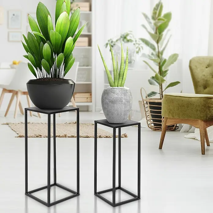 ML-Design Pflanztopf Blumentopfständer Schwarz Wetterfeste und robuste Blumentopfhalter - Metall, Schwarz - Elegante Zimmerpflanzen auf modernen, schwarzen Pflanzenständern im Wohnzimmer, die das Interieur stilvoll ergänzen.