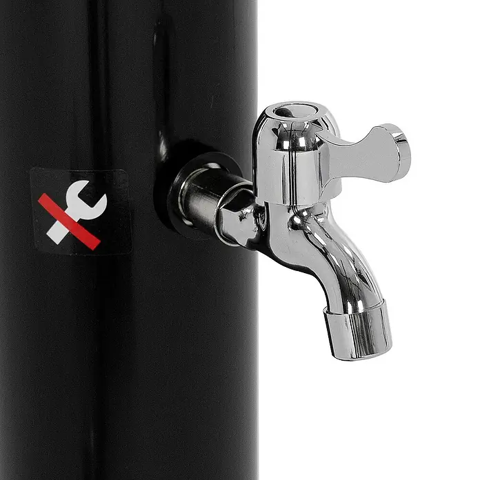 ML-Design Solardusche 20L Rund mit Fußdusche und Regenduschkopf warmes Wasser - Höhe: 210 cm, Kunststoff, Schwarz - Nahaufnahme eines polierten Wasserhahns an einem schwarzen Brunnen. Das Produkt besticht durch sein modernes Design und die glänzende Oberfläche.