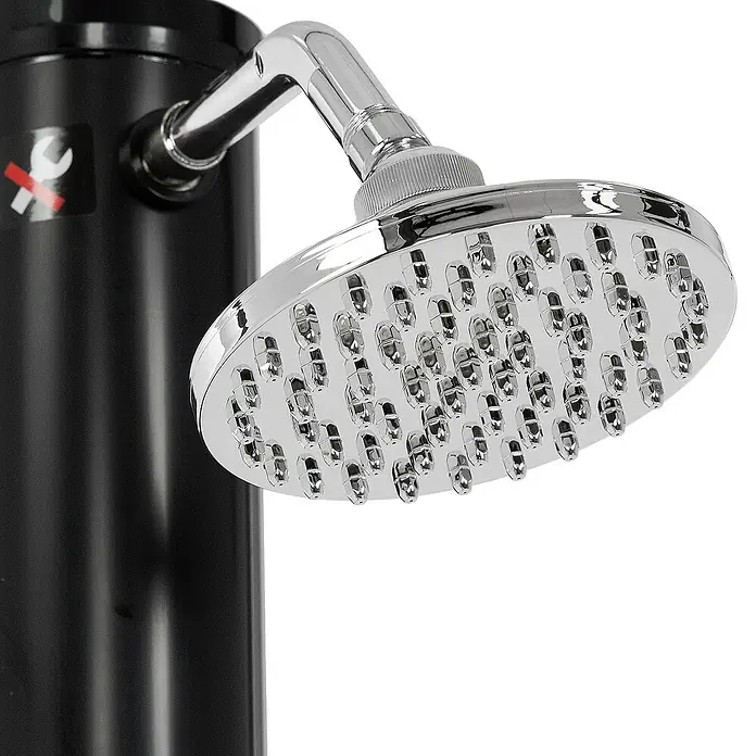 ML-Design Solardusche 20L Rund mit Fußdusche und Regenduschkopf warmes Wasser - Höhe: 210 cm, Kunststoff, Schwarz - Nahaufnahme eines runden Duschkopfes mit Chromfinish, der an einer schwarzen Duschsäule befestigt ist.